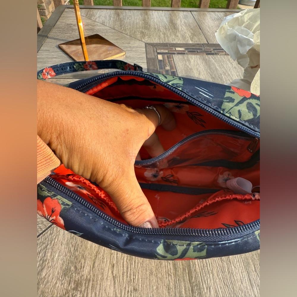 EUC! Lug Floral Crossbody Bag - Navy and Red Many Pockets Travel - Picture 9 of 11
